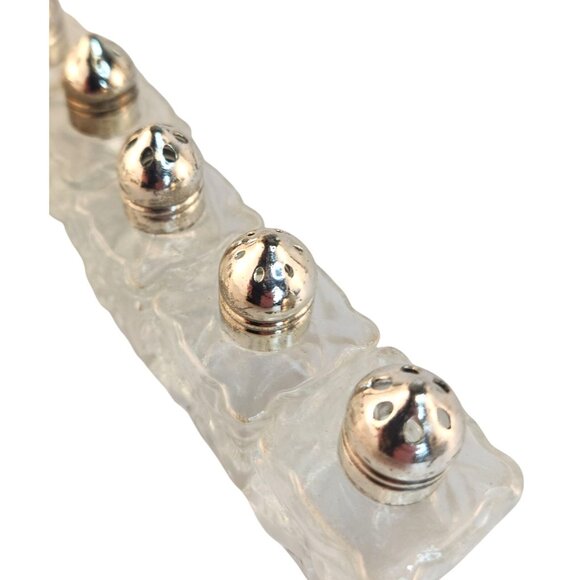 Set Of 8 Vintage Clear Glass Miniature Salt Shakers With Silver Tone Tops - Picture 7 of 9